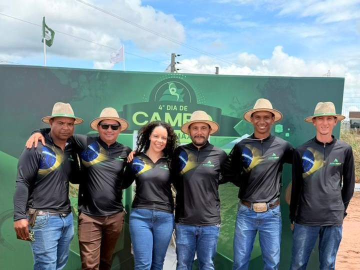 Equipe da AGROMAX reunida na entrada do Dia de Campo