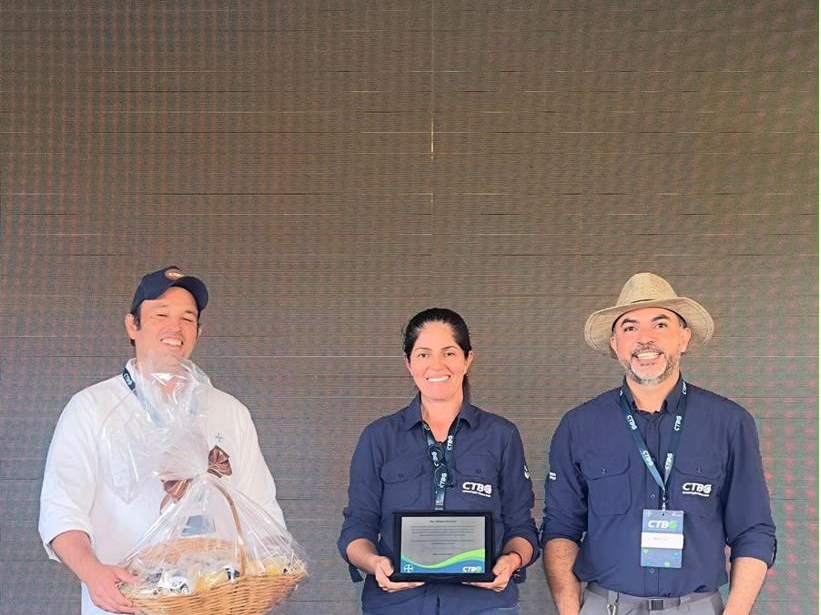 Equipe da AGROMAX recebendo reconhecimento em evento técnico