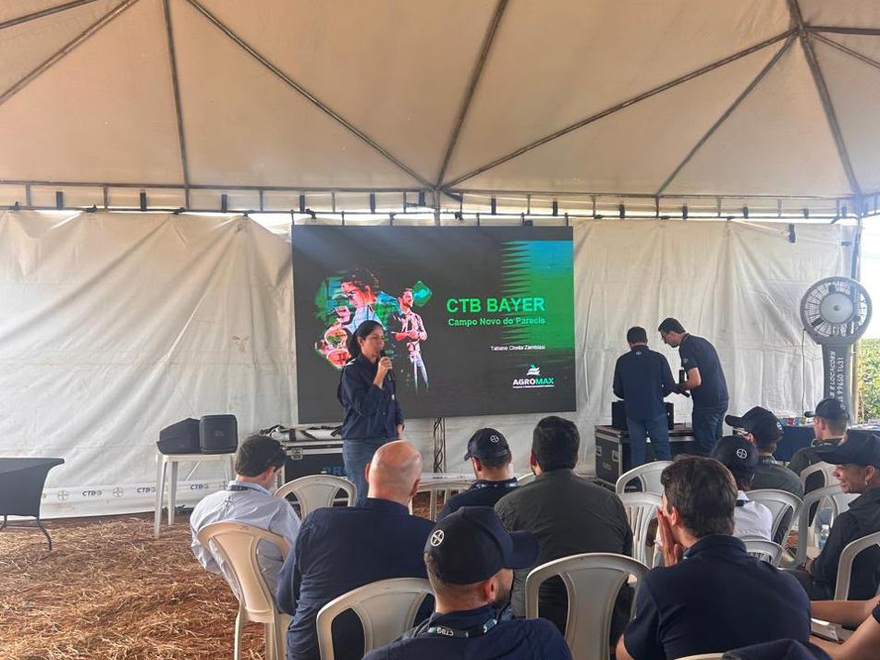 Plateia acompanhando apresentação em treinamento in company