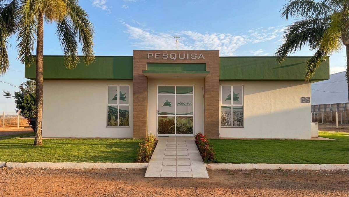 Fachada da sede da AGROMAX, com a palavra PESQUISA sobre a entrada